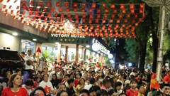 Hàng ngàn người dân đổ về trung tâm thành phố, tưởng nhớ và tri ân quá khứ