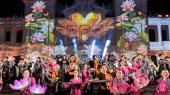 Các nàng hậu duyên dáng trong  “Vũ điệu khăn rằn” tại đường đi bộ Nguyễn Huệ 