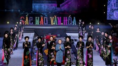 Nhà thiết kế Việt Hùng sáng tạo với áo ngũ thân Huế