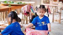 Các con trải nghiệm nuôi tằm, nhuộm khăn tặng bố
