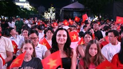 Khán giả đội mưa xem trọn ‘Ánh sao độc lập’