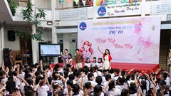 Nhạc sĩ Nguyễn Văn Chung và ca sĩ Duyên Quỳnh giao lưu âm nhạc cùng học sinh tiểu học