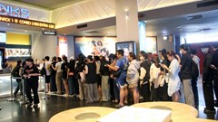 Khán giả xếp hàng nhận vé xem phim miễn phí tại Liên hoan Phim Việt Nam lần thứ XXIV