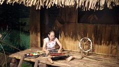 Trưng bày chuyên đề về nghề dệt thổ cẩm truyền thống của phụ nữ Mạ