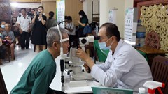 TP.HCM: Khám mắt, trao quà cho 250 người dân có hoàn cảnh khó khăn