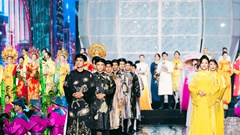 Hàng trăm nghệ sĩ, hoa hậu trình diễn áo dài trên phố đi bộ