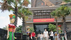 Khán giả kín Rạp Xiếc và Biểu diễn đa năng Phú Thọ trong suất diễn đầu tiên sáng 30.4