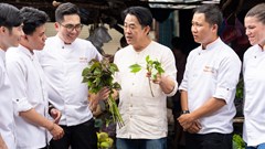 Chef Peter Cường Franklin hướng dẫn đầu bếp nâng tầm bún riêu theo phong cách Michelin