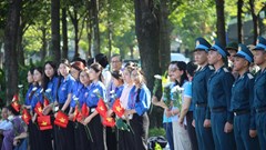 Người dân xếp hàng tiễn đưa các anh hùng liệt sĩ về nơi an nghỉ vĩnh hằng