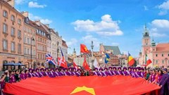 Từ châu Âu, phụ nữ Việt lan tỏa tinh thần 80 năm Quốc khánh