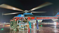 Trực thăng “bứt tốc” trong đêm, đưa bệnh nhân từ Trường Sa về đất liền cấp cứu