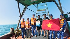 Cảnh sát biển Việt Nam tặng quà quân và dân đặc khu Phú Quý