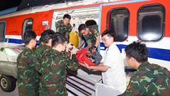Trực thăng đưa bệnh nhân bị đa chấn thương nặng từ Trường Sa về đất liền an toàn 