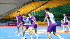 Tuyển Futsal Việt Nam làm quen nhà thi đấu, chuẩn bị cho trận chiến với Uzbekistan