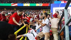 Cổ động viên Thổ Nhĩ Kỳ và Georgia ẩu đã trên khán đài