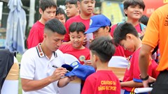 Trung vệ Bùi Tiến Dũng truyền cảm hứng cho các cầu thủ nhí