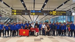 Thầy trò HLV Kim Sang-sik được chào đón nồng nhiệt tại Singapore