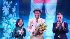 Tiền đạo Nguyễn Xuân Son tiếp tục nhận thêm giải thưởng cá nhân