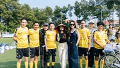 Đạo diễn Lý Hải cùng các cựu tuyển thủ giao lưu bóng đá, trao quà cho các em học sinh vượt khó