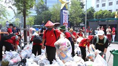 Bạn trẻ đội nắng thu gom rác sau Lễ diễu binh, diễu hành 