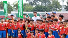 Cầu thủ nhí không tin vào mắt mình khi được bắt tay HLV Kim Sang-sik