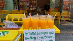 “Tặng cô, chú ly nước cam, xin đừng ngại!”