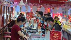  Vì sao giá vàng vẫn neo cao?