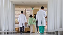 Yêu cầu các bệnh viện giảm thiểu ảnh hưởng do giáo sư y khoa từ chức