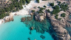  Du khách trộm cát và vỏ sò bãi biển có thể bị phạt tù