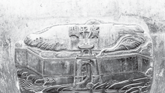 Tác phẩm trên cửu đỉnh tạc khắc những gì?