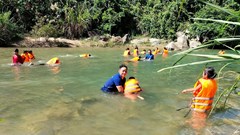 Hàng trăm trẻ em miền núi được học bơi miễn phí