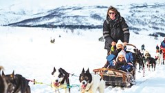  Nắng nóng kỷ lục, du lịch trượt băng, tắm tuyết tăng vọt