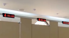 Khu du lịch nổi tiếng lắp đồng đếm giờ trong... nhà vệ sinh