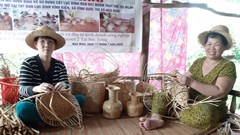 Nghề đan đát - mô hình sinh kế của chị em phụ nữ Ngã Năm