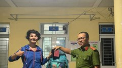 Nữ du khách người Nga xúc động khi nhận lại tài sản đánh rơi