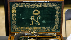 Khẩu súng cựu Hoàng đế Pháp Napoléon định dùng tự sát bán được 1,7 triệu euro