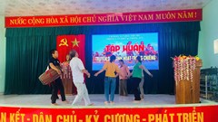  Truyền dạy sinh hoạt trống chiêng dân tộc Cor