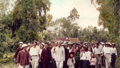 Xa nhà chốc mấy mươi niên...