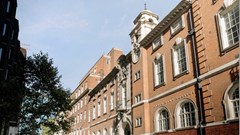  Những ý kiến trái chiều về giảng viên AI