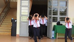 Thực hành kỹ năng ứng phó động đất ngay sau lễ khai giảng