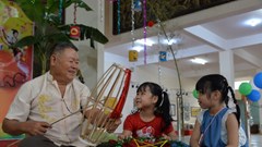 Học sinh trải nghiệm làm lồng đèn truyền thống cùng nghệ nhân