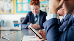 Bang California (Mỹ) thông qua luật cấm điện thoại thông minh trong trường học