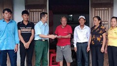  Nghệ An khen thưởng ba công dân lao vào dòng nước cứu hai chị em bị lũ cuốn