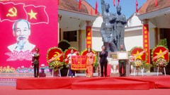  Trao danh hiệu Anh hùng Lực lượng vũ trang nhân dân cho Tập thể chiến sĩ cách mạng bị địch bắt tù đày