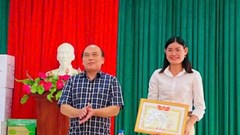 Khen thưởng cô giáo giúp hơn 200 học sinh thoát thảm họa sạt lở đất