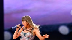 Taylor Swift vượt Rihanna trở thành nữ nhạc sĩ giàu nhất thế giới