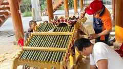  Truyền dạy nghệ thuật điêu khắc và diễn xướng dân gian của người Cơ Tu