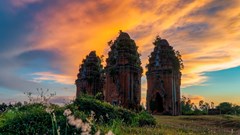  Về một ngôi tháp Chăm trang trí rắn Naga đậm đặc