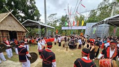  Gần nhau hơn nhờ tiếng cồng chiêng, trống Kơtoang