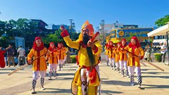 Về miền biển xem Lễ hội Cầu Ngư